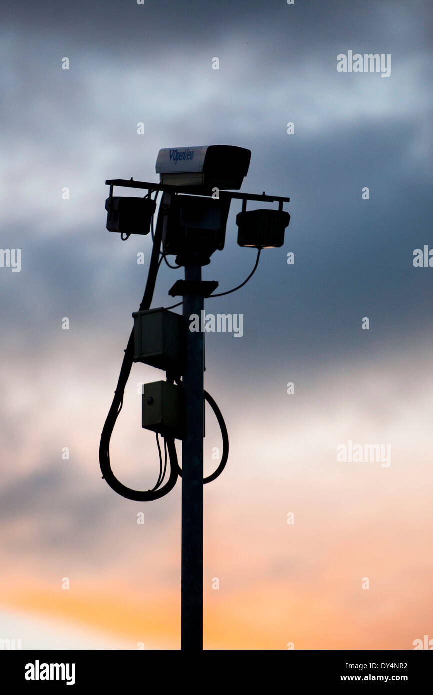 Una CCTV videocamera di sicurezza stagliano contro un tramonto. Foto Stock