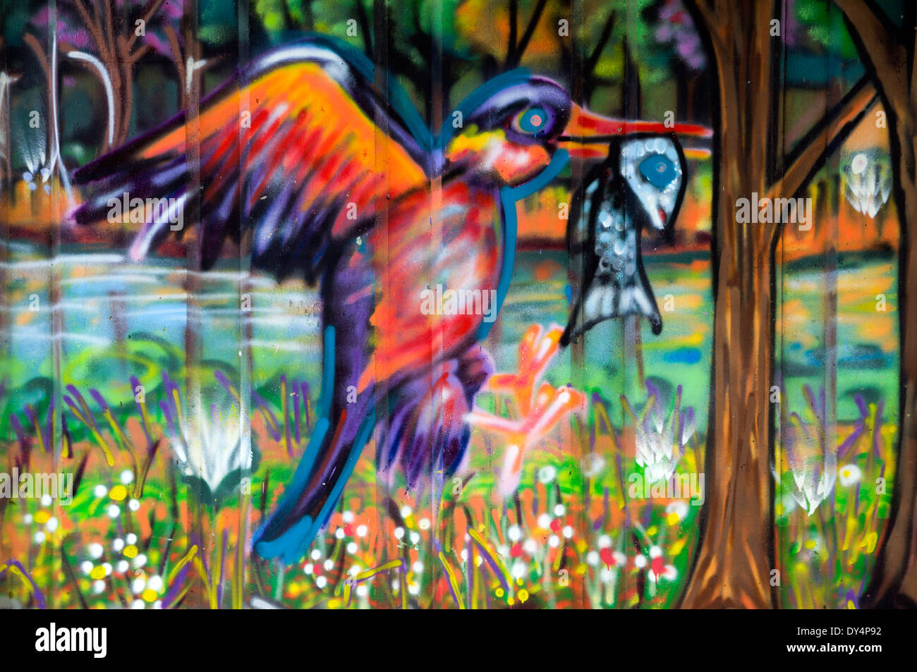 Dettaglio di Kingfisher da Graffitti sul ponte, Ely Trail, Cardiff, Galles. Foto Stock