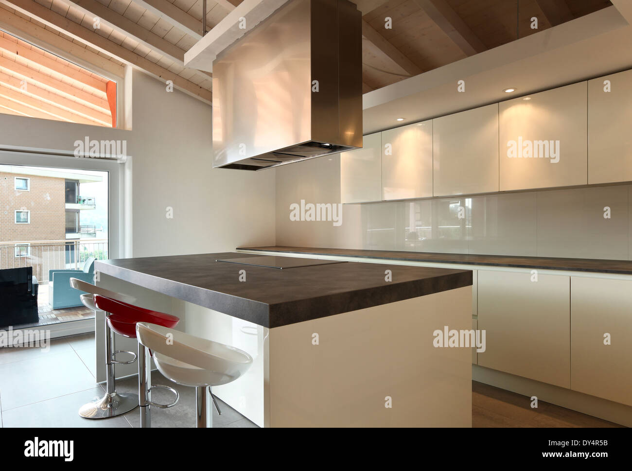 Cucina elegante in soffitta Foto Stock