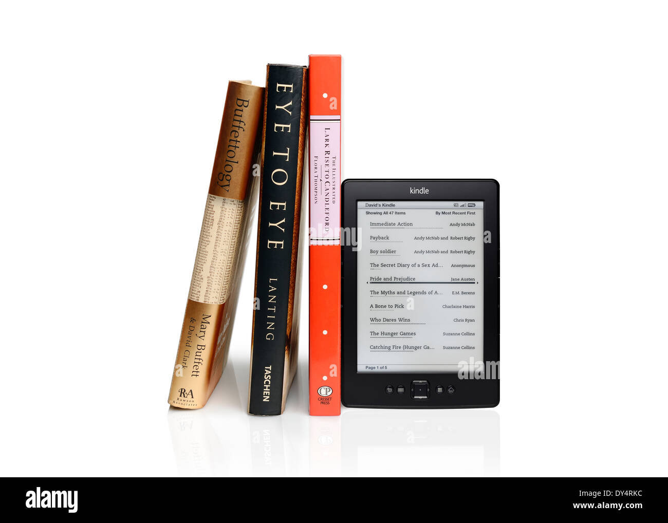 E-Reader eBook il dispositivo di lettura e i tradizionali libri. Tagliare fuori. Foto Stock