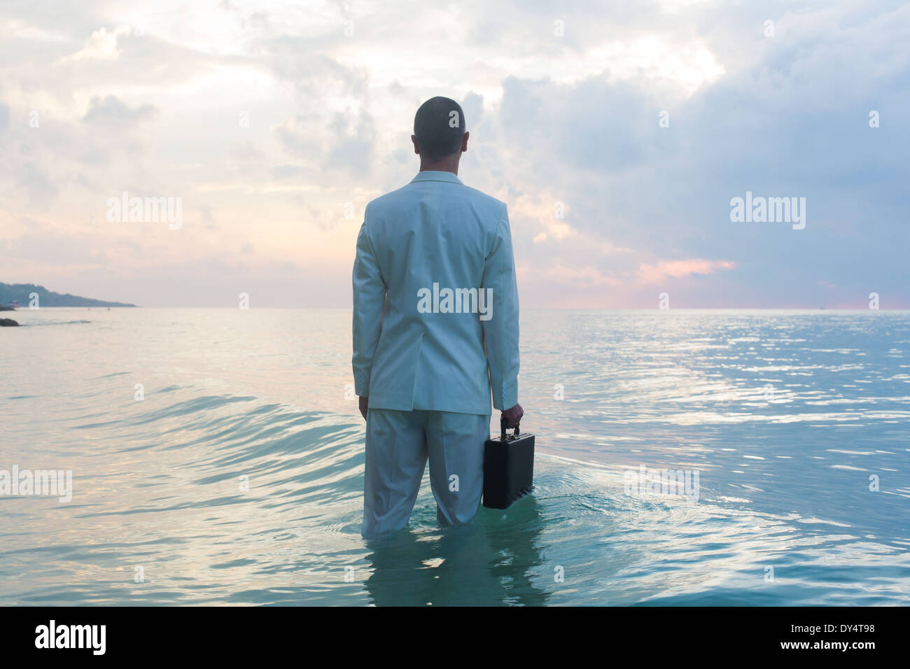 Commercianti in piedi in mare, vista posteriore Foto Stock