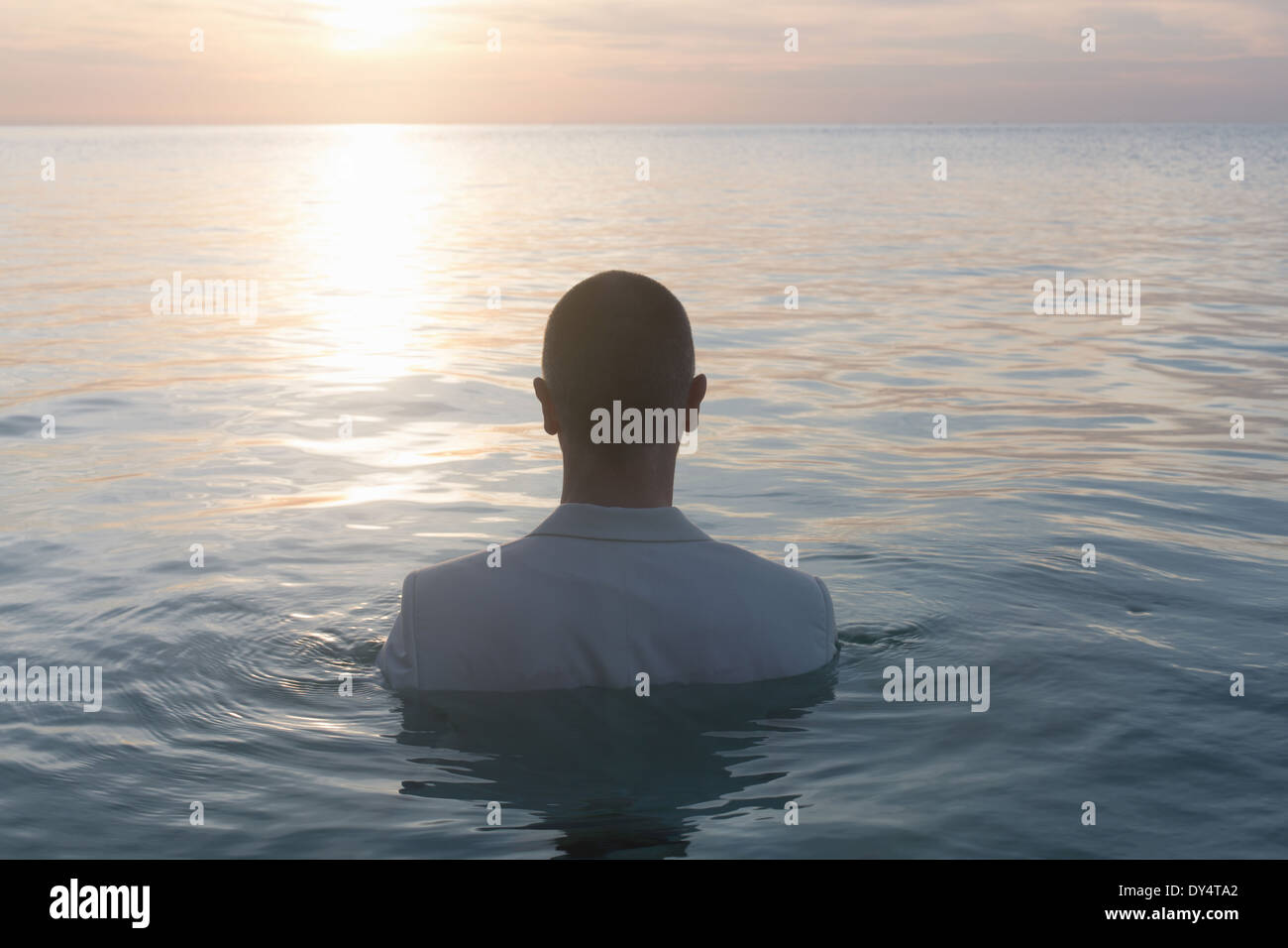 Commercianti in piedi in mare, vista posteriore Foto Stock