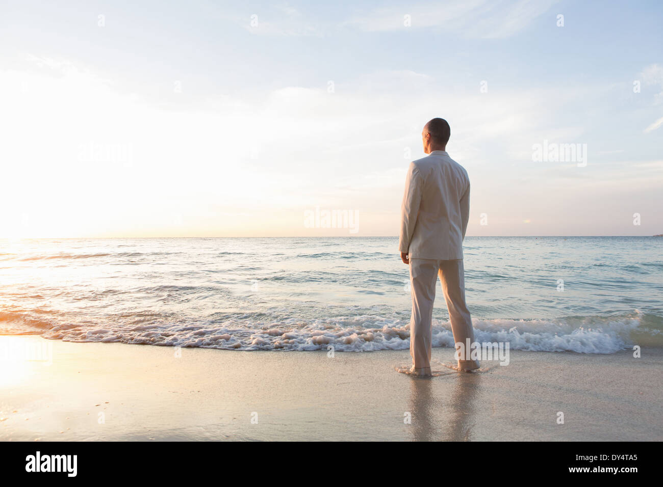 Commercianti in piedi in mare, vista posteriore Foto Stock