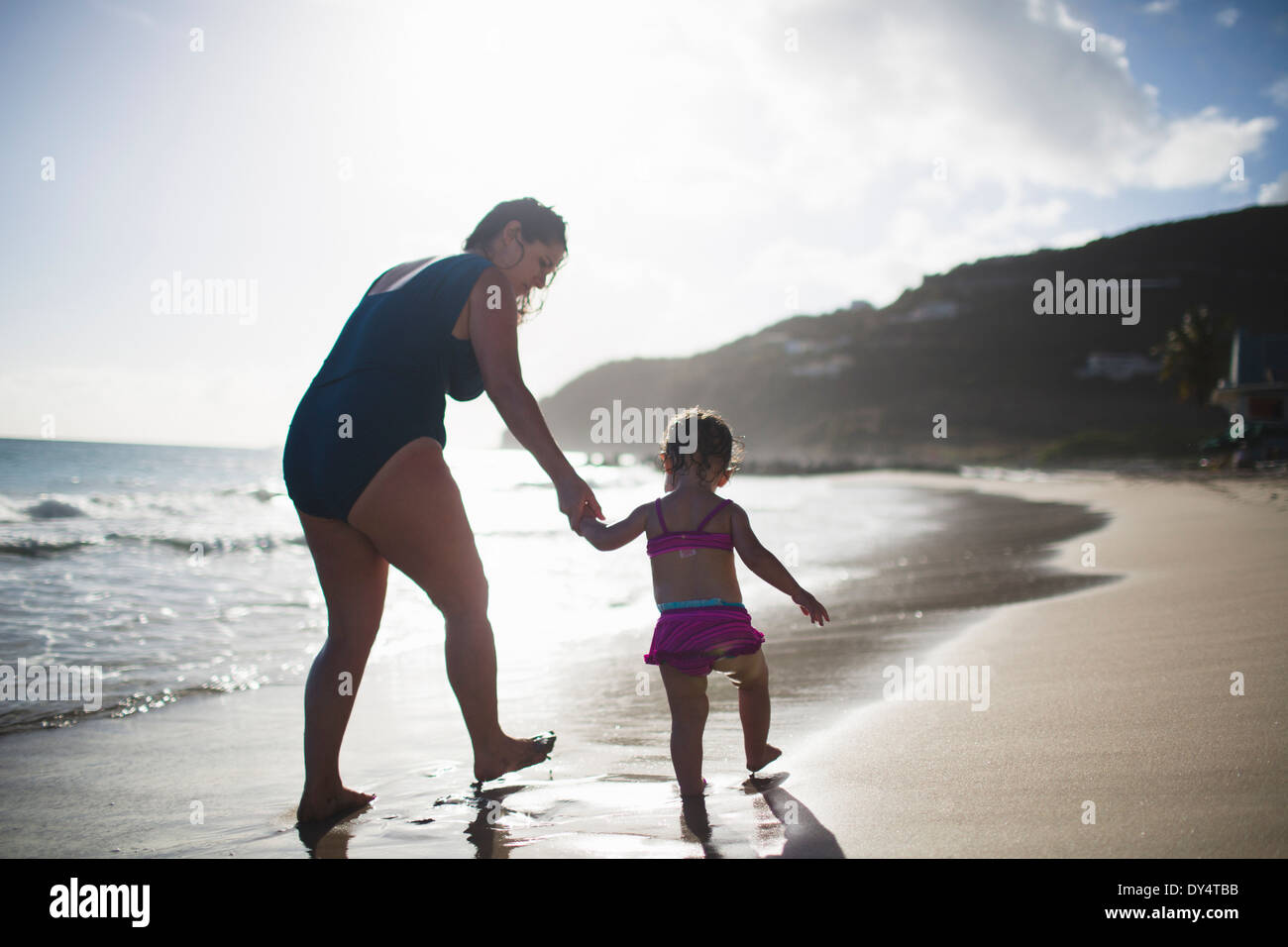 Madre E Figlia Per Mano Passeggiate In Mare Foto Stock Alamy