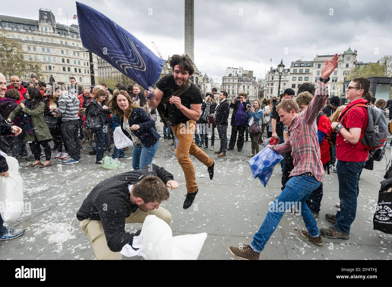 Raduno di persone in Trafalgar Square a partecipare al cuscino internazionale lotta giorno. Foto Stock