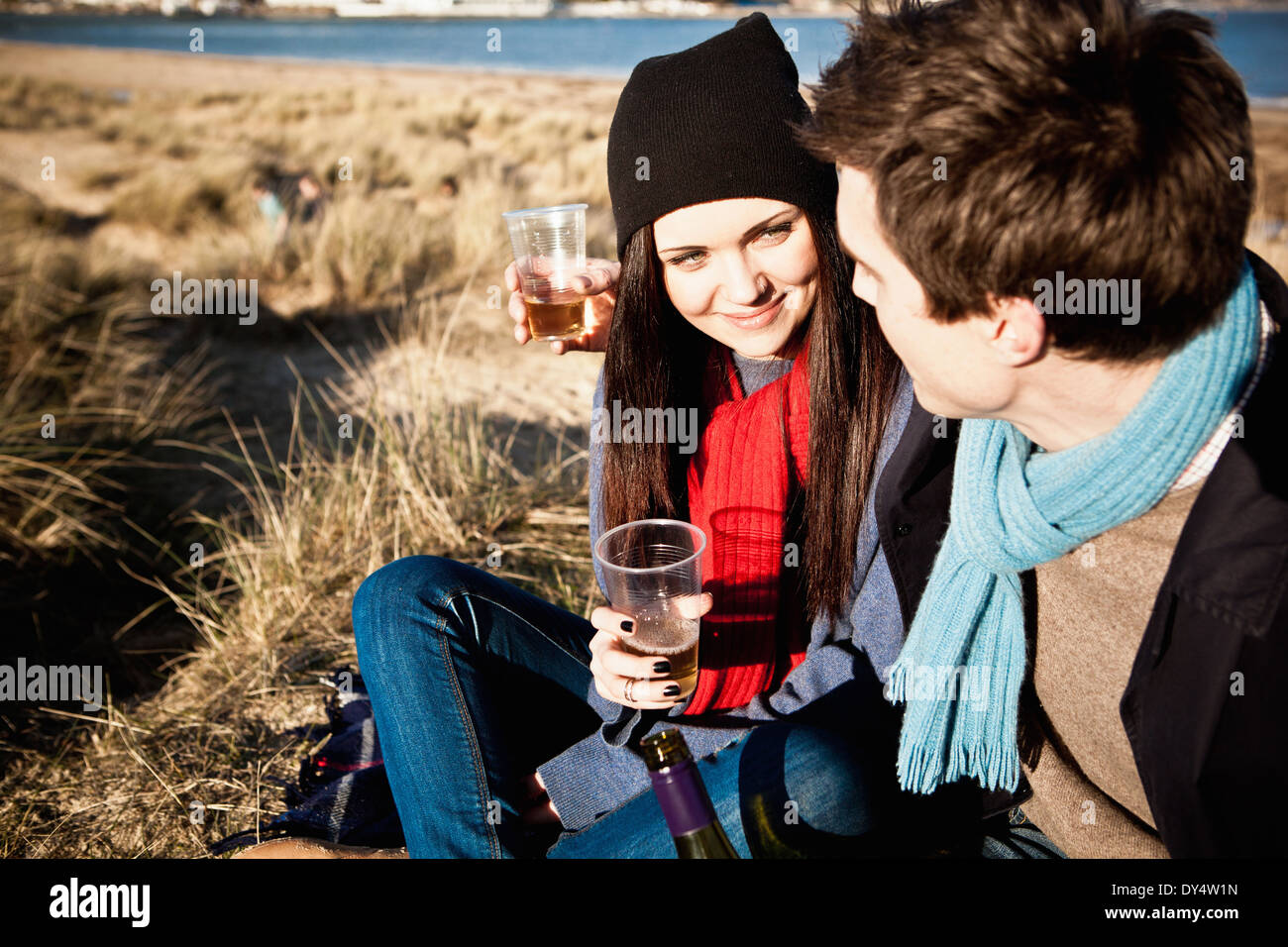 Giovane celebrando con vino bianco a costa, Bournemouth Dorset, Regno Unito Foto Stock