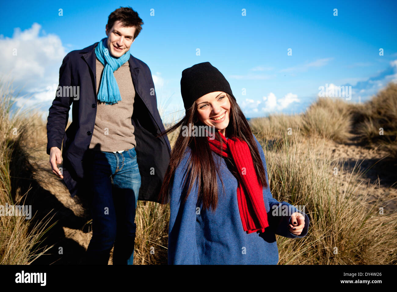 Giovane passeggiando nelle dune di sabbia, Bournemouth Dorset, Regno Unito Foto Stock