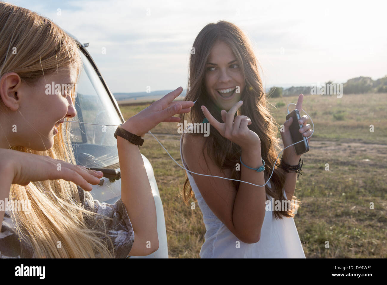 Giovani donne per ascoltare musica sullo smartphone Foto Stock