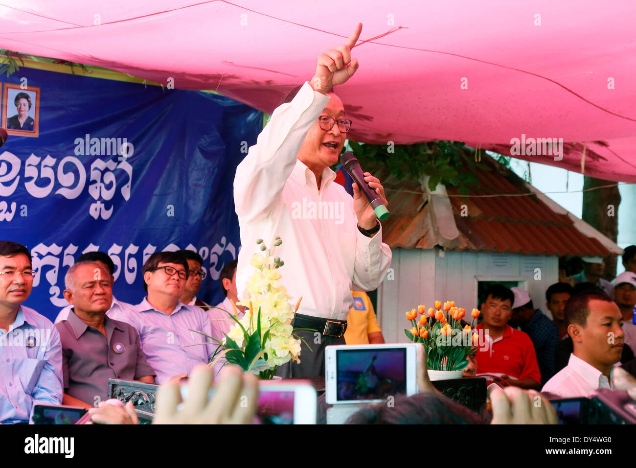 Phnom Penh Cambogia. 7 apr, 2014. Presidente della Cambogia Salvataggio Nazionale Partito Sam Rainsy (C) parla di Phnom Penh, Cambogia, Aprile 7, 2014. Il governo cambogiano sta valutando la possibilità di un'azione giudiziaria contro il paese del principale leader dell'opposizione Sam Rainsy per la sua lettera, che è considerato avere rimproverato re Norodom Sihamoni la valutazione del Parlamento europeo, il Primo Ministro Hun Sen ha detto lunedì. Credito: Phearum/Xinhua/Alamy Live News Foto Stock