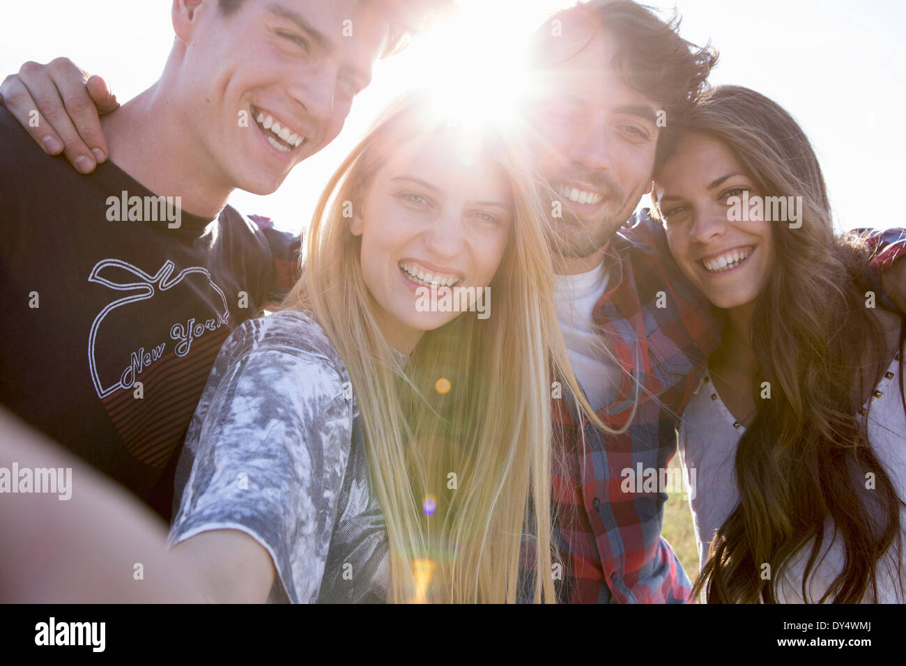 Quattro amici sorridente verso la telecamera Foto Stock