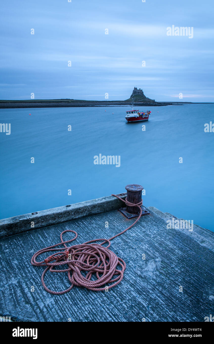 La corda e il Castello sull Isola Santa (Lindisfarne) nelle prime ore del mattino, Inghilterra Foto Stock