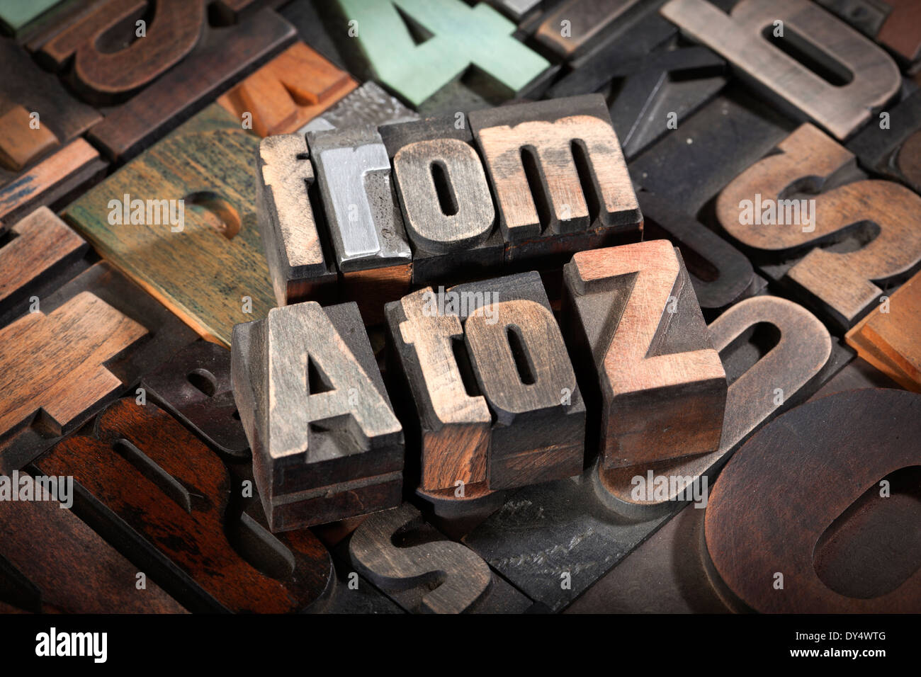 Dalla A alla Z, una frase scritta con antica tipografia blocchi su lettere casuali sullo sfondo Foto Stock