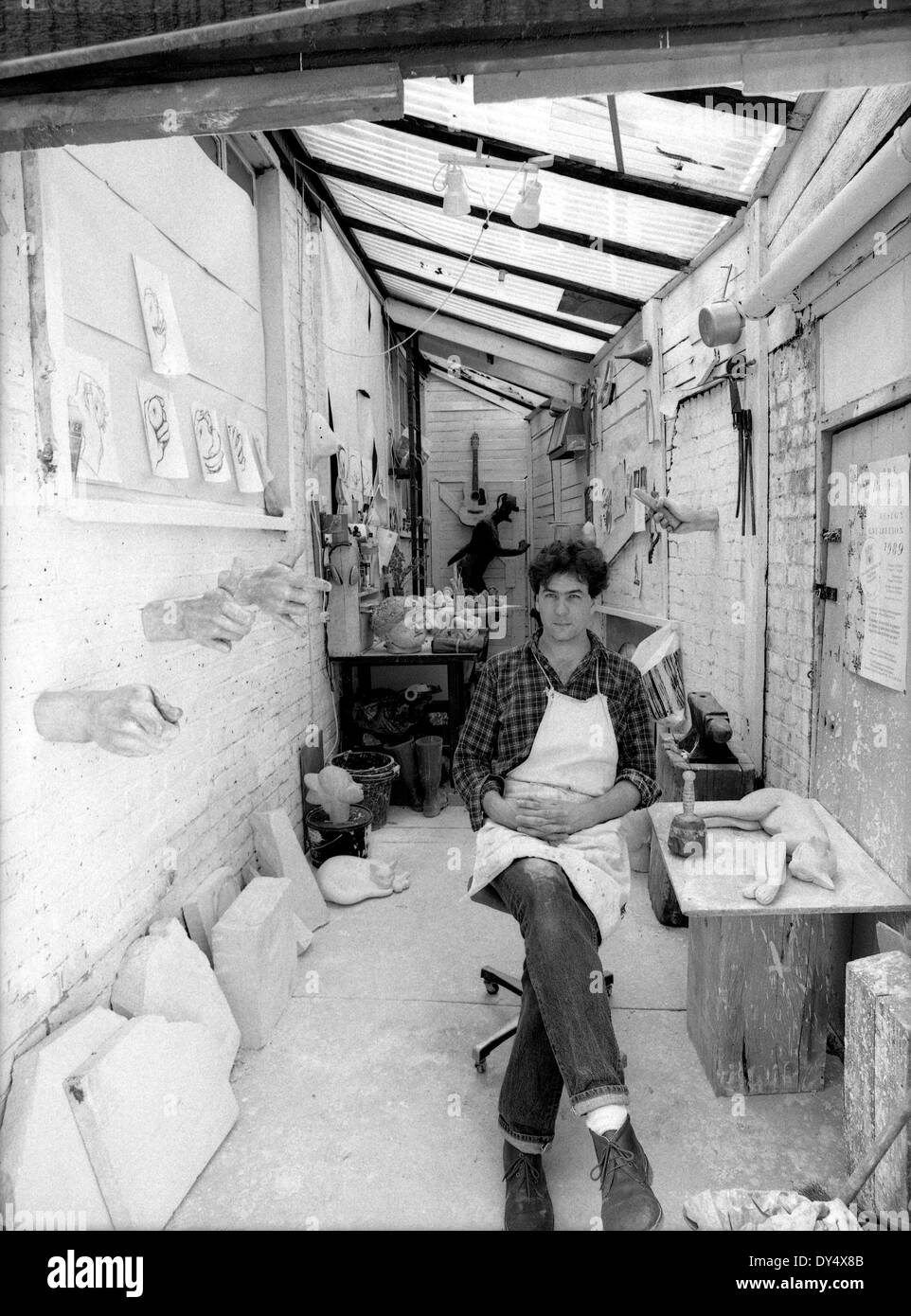 Scultore Nigel Ellis nel suo studio nel 1989 in Redchurch Street, Shoreditch, East London, Regno Unito Foto Stock