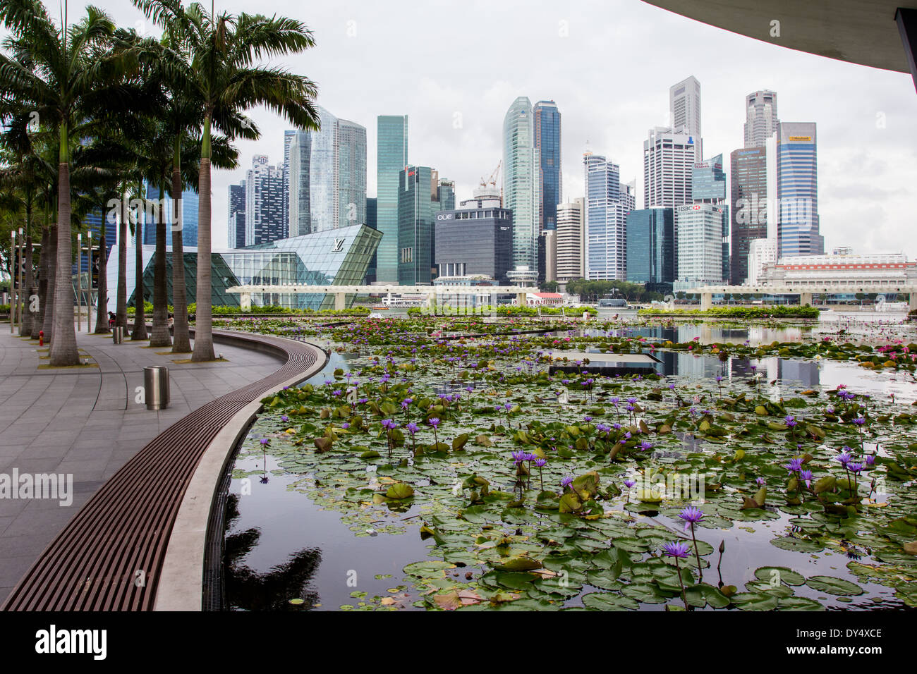 La vista dalla Marina Bay Promenade di Singapore del centro finanziario Foto Stock