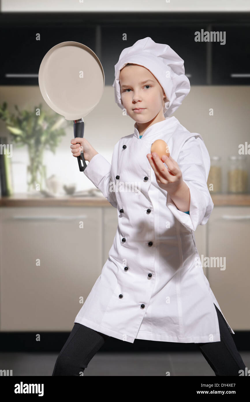 Giovani femmine cucinare con una padella e uova Foto Stock