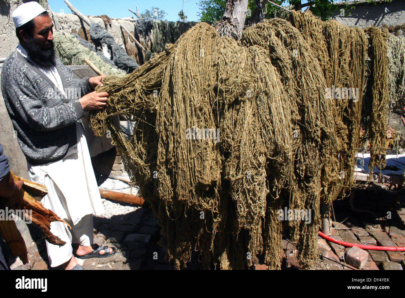 Peshawar. 7 apr, 2014. Un uomo lavora a tappeti fatti a mano dalla fabbrica alla periferia del nord-ovest del Pakistan Peshawar il 7 aprile 2014. © Ahmad Sidique/Xinhua/Alamy Live News Foto Stock