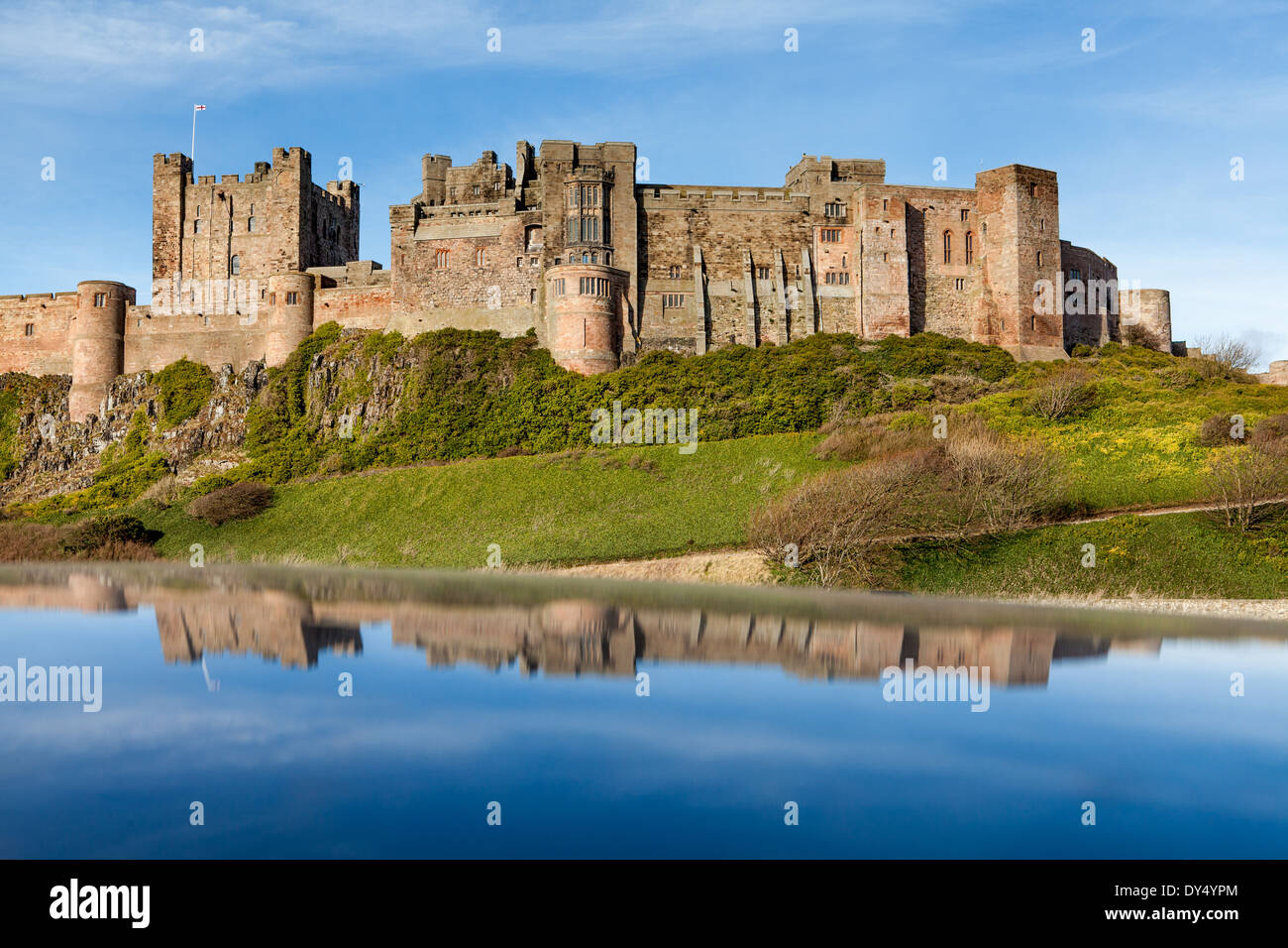 Il castello di Bamburgh e riflessione, Northumberland, Inghilterra Foto Stock