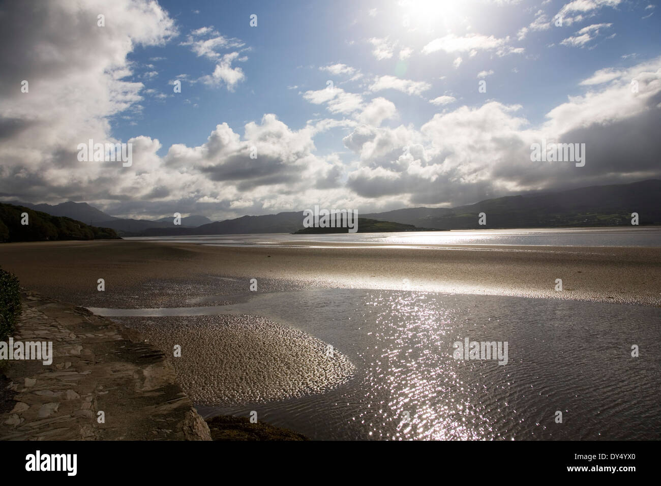 Estuario a bassa marea, vista verso Afon Dwyryd Porthmadog Tremadog. Portmeirion, vicino a Bangor, il Galles del Nord, Regno Unito Foto Stock