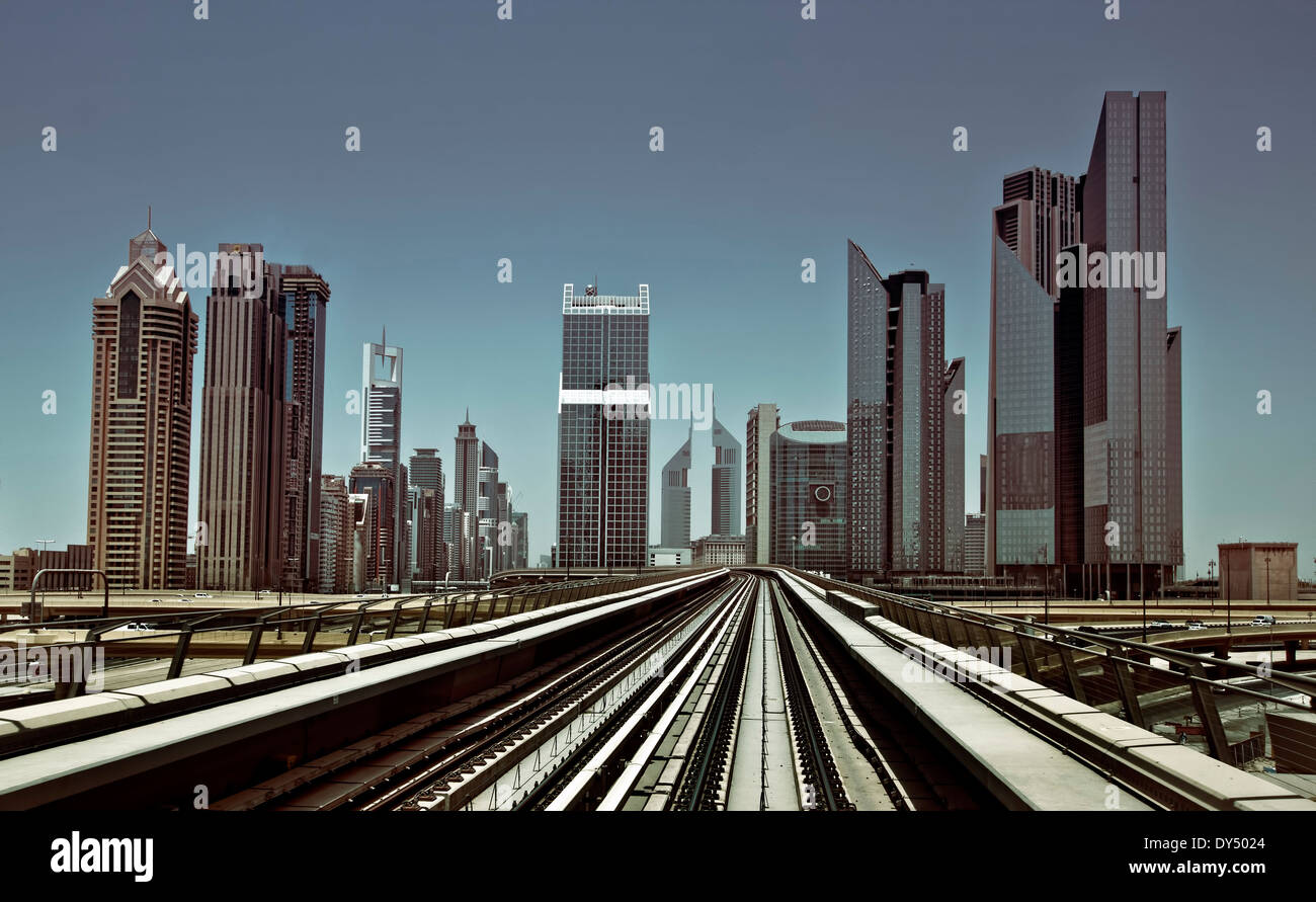 Skyline di Dubai da Metro Foto Stock