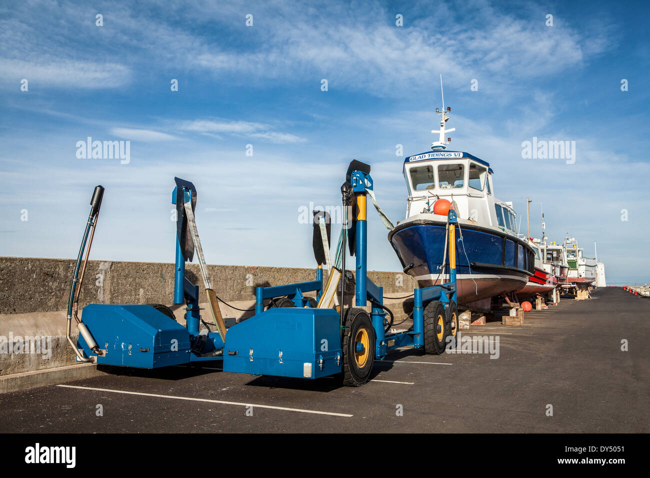 Barca attrezzature di sollevamento su Seahouses Quayside, Northumberland, Inghilterra Foto Stock