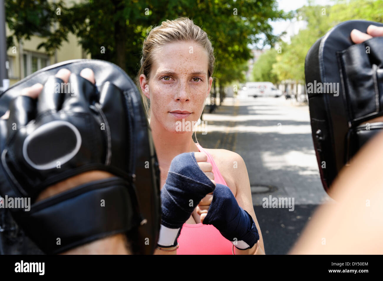 Boxer femmina e personal trainer in posizione di parcheggio Foto Stock