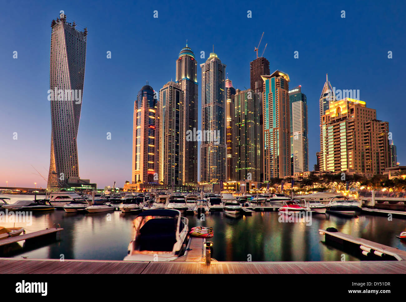Dubai Marina durante il crepuscolo Foto Stock