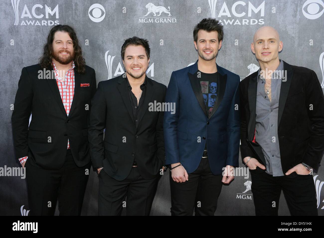 Las Vegas, NV, Stati Uniti d'America. 6 apr, 2014. James Young, Mike Eli, Chris Thompson, Jon Jones, Eli Giovani Band presso gli arrivi per la quarantanovesima Accademia annuale di musica country (ACM) Awards 2014 - Arrivi 2, MGM Grand Garden Arena di Las Vegas, NV Aprile 6, 2014. Credito: James Atoa/Everett raccolta/Alamy Live News Foto Stock