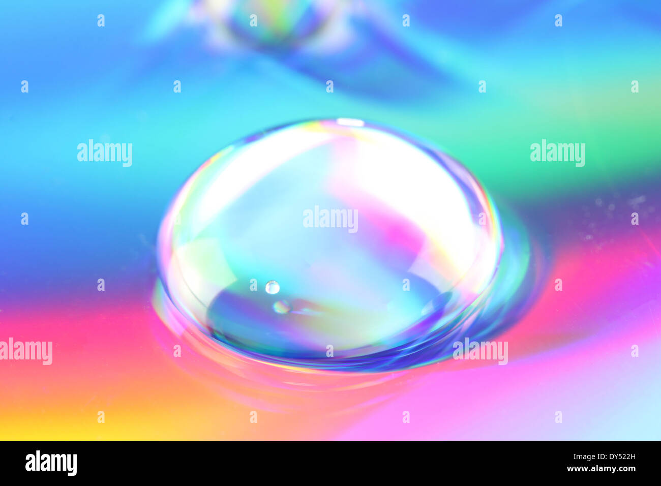 Gocce di acqua su un mix di colore per lo sfondo. Foto Stock