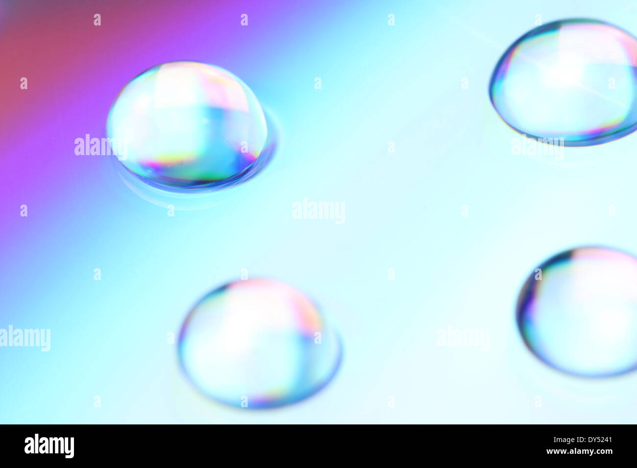 Gocce di acqua su un mix di colore per lo sfondo. Foto Stock