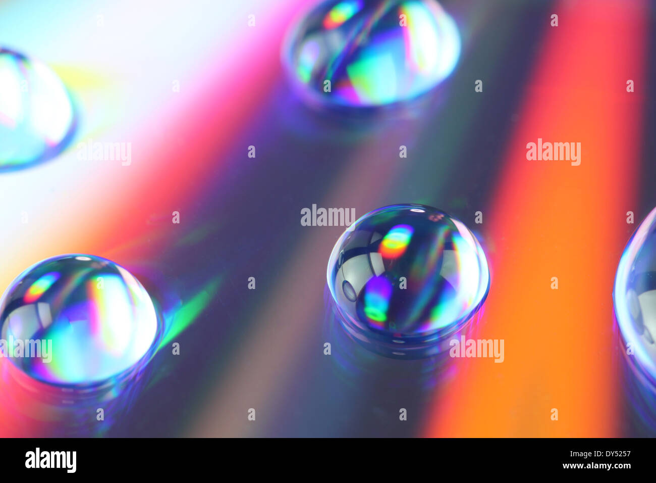 Gocce di acqua su un mix di colore per lo sfondo. Foto Stock