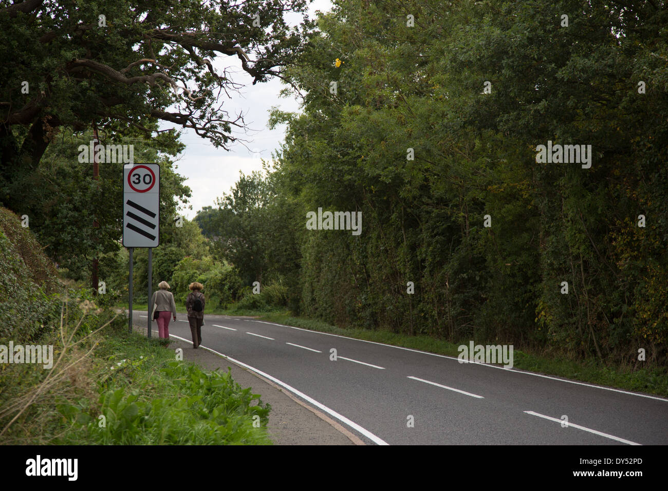 Pedoni sul sentiero da 30 mph segnale di limite di velocità Foto Stock