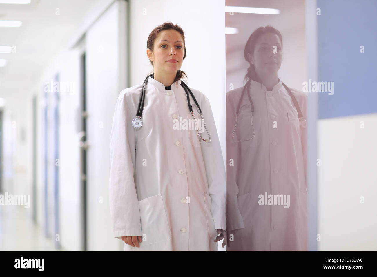 Ritratto di medico donna in piedi nel corridoio di ospedale Foto Stock