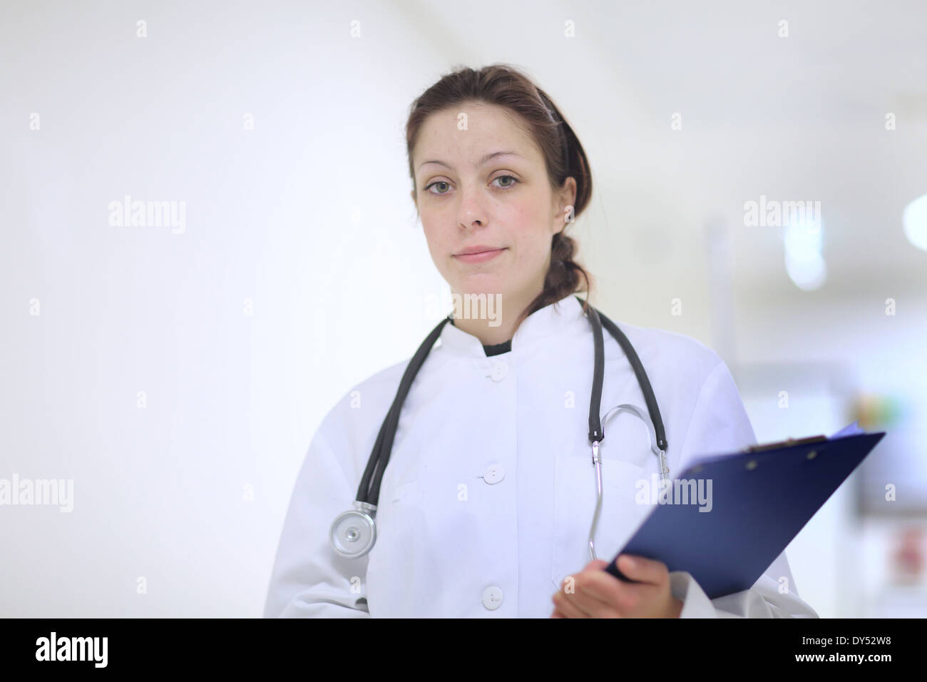 Ritratto di medico donna holding clip board Foto Stock