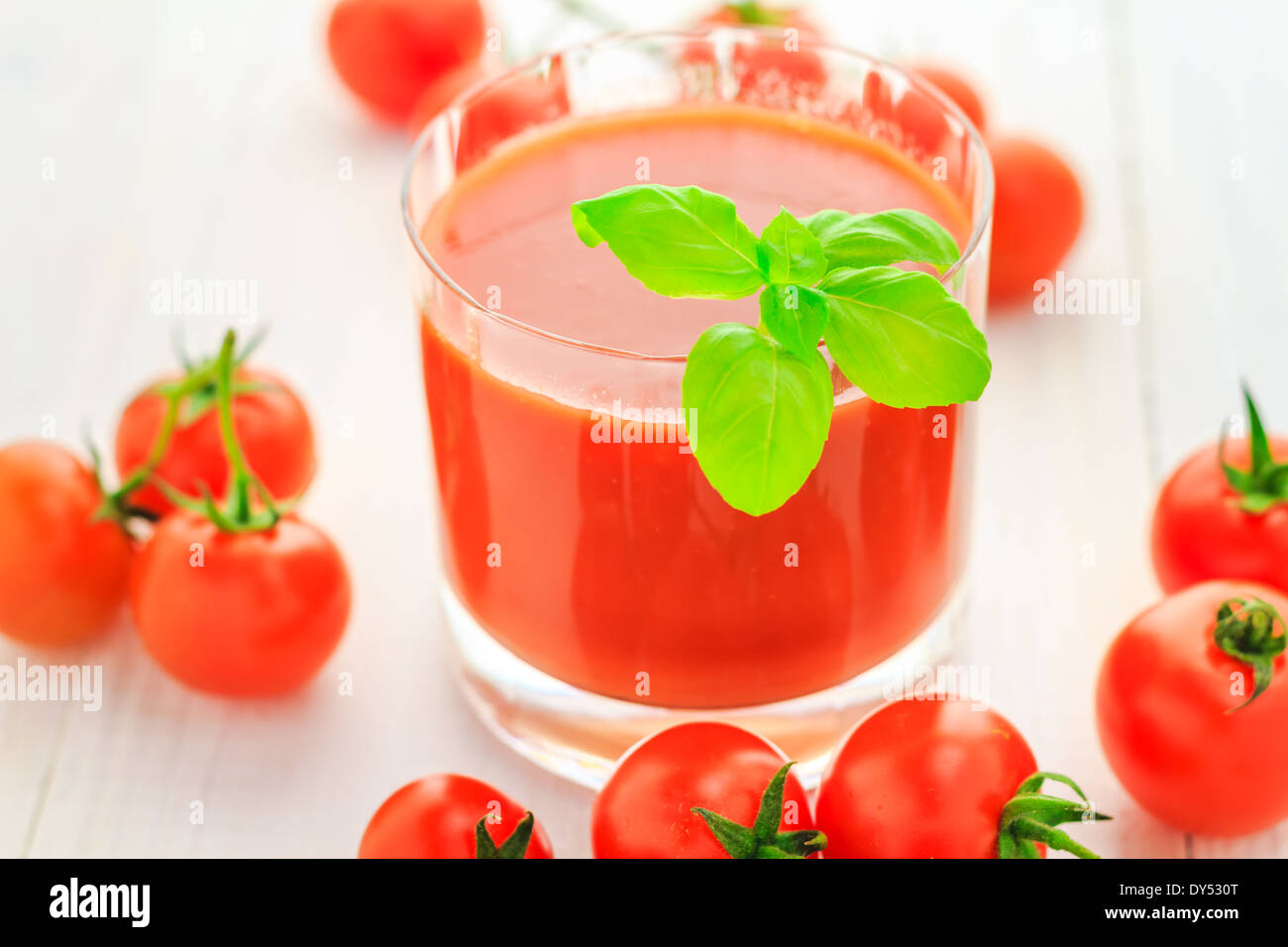 Cibo sano. Il succo di rosso di pomodori ciliegini Foto Stock