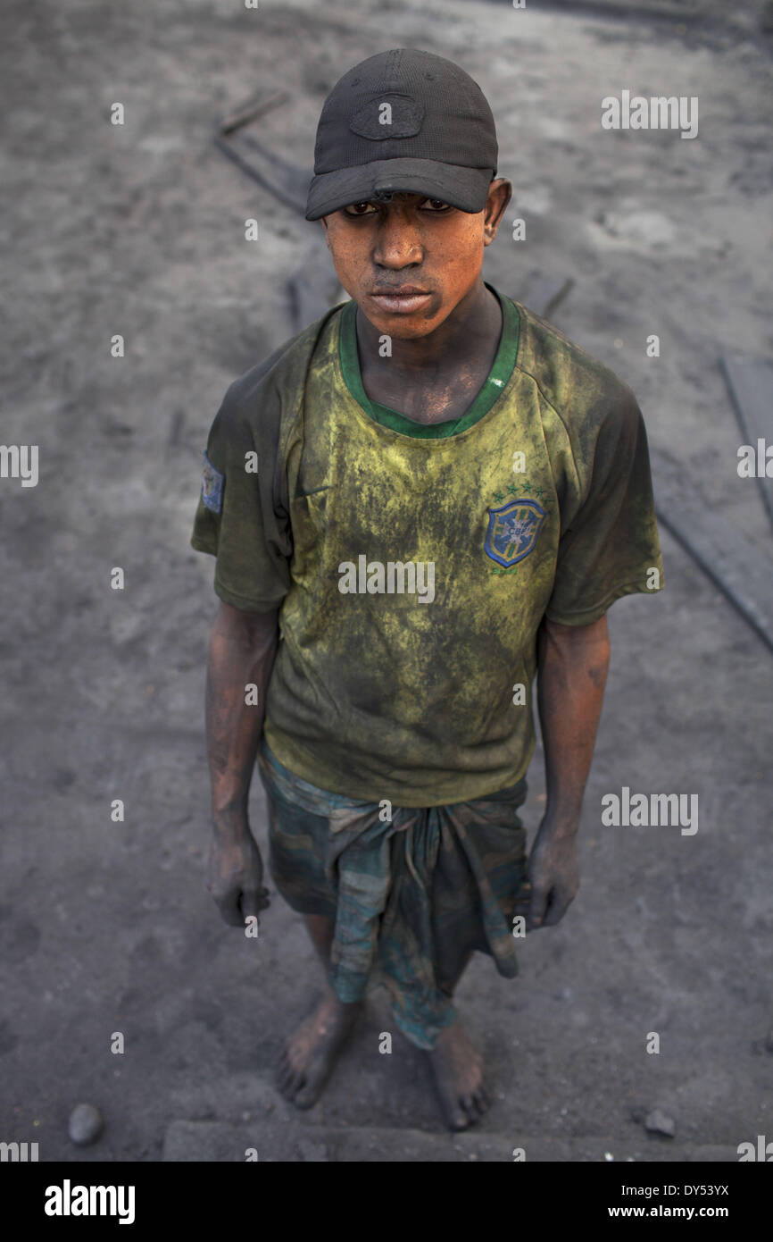 Dacca in Bangladesh. 7 apr, 2014. Fabbrica del Bangladesh i lavoratori lavorano in un manuale di ossido nero fabbrica nel distretto di Gazipur il 6 aprile 2014. Tutti i lavoratori in questa fabbrica provengono dalla parte settentrionale del paese e sono di 15 a 18 anni di età. Essi lavorano da 12 a 14 ore al giorno per sei giorni a settimana e guadagnare solo Tk.2000 per Tk.3000 (1 USD = 78 taka) un mese. La produzione di ossido di ferro nero è considerata una delle più pericolose professioni in Bangladesh. I lavoratori lavorano in condizioni estreme senza misure di sicurezza come occhiali di sicurezza, maschere viso, guanti e stivali da lavoro e così via. (Credi Foto Stock