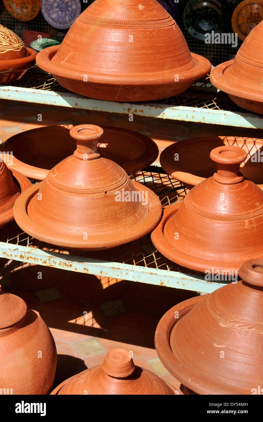 Tradizionale marocchino gli ingredienti di base di una tagine in ceramica per la cottura in Foto Stock