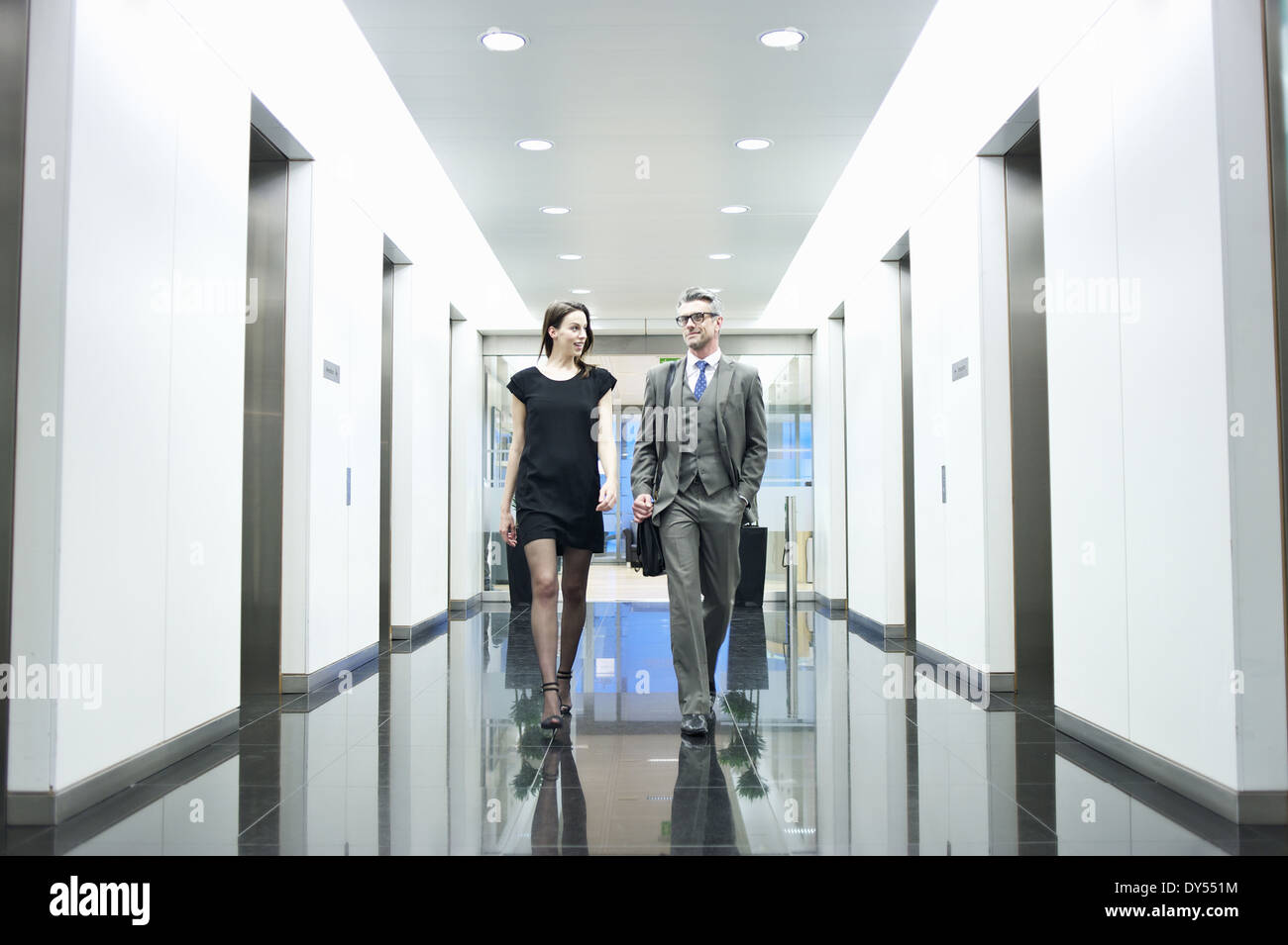 Business Partner per camminare lungo il corridoio di office Foto Stock