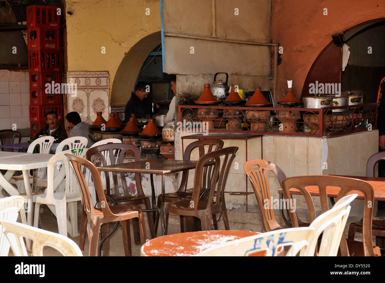 Piccolo e tipico caffè marocchino, ristorante, che serve principalmente la gente del posto. In Asni (vicino a Marrakech, Marocco. Cibo cucinato in gli ingredienti di base di una tagine Foto Stock