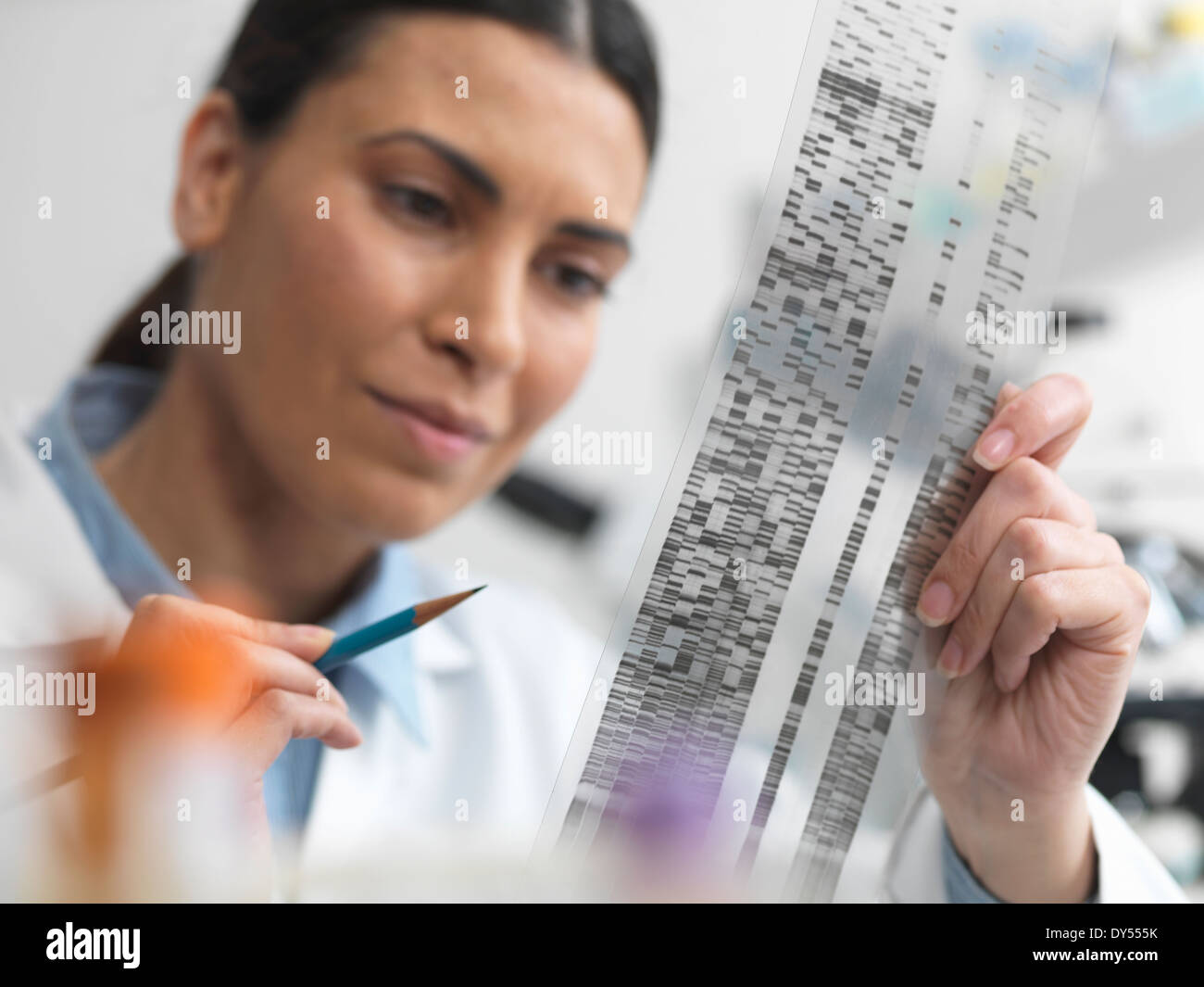 Donna scienziato esame di gel di DNA in laboratorio per la ricerca genetica Foto Stock