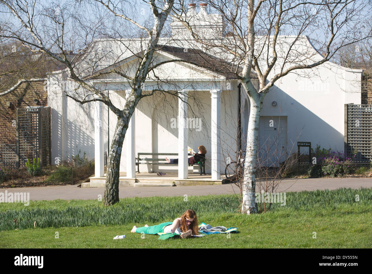 Brockwell Park, persone presso il tempio, Lambeth, Londra Sud, dopo essere stato restaurato da parchi per programma Persone, England, Regno Unito Foto Stock