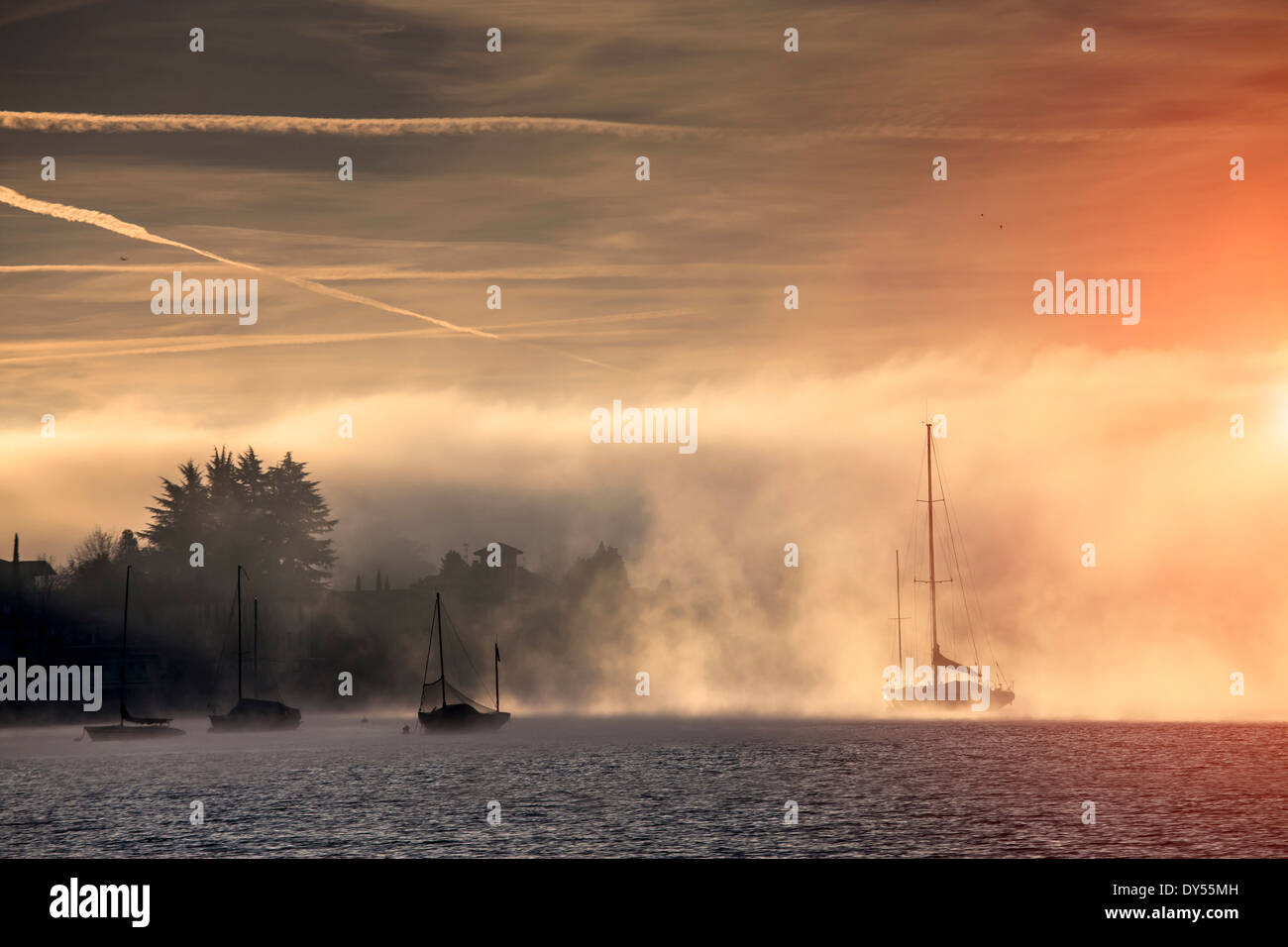 La nebbia e barche sul lago Maggiore, Piemonte, Novara, Italia Foto Stock