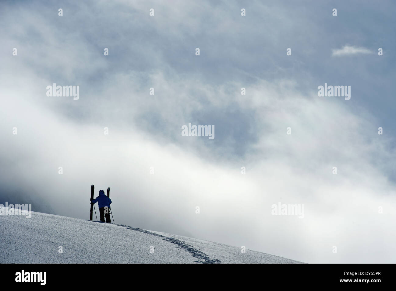 Metà maschio adulto sciatore permanente sulla collina, Obergurgl, Austria Foto Stock