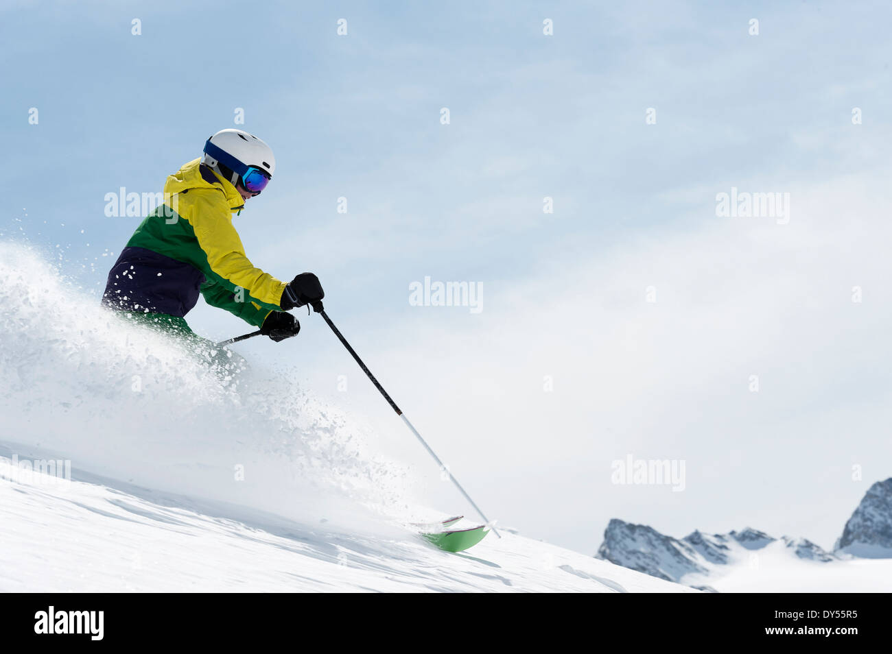 Giovane donna sci di discesa, Obergurgl, Austria Foto Stock