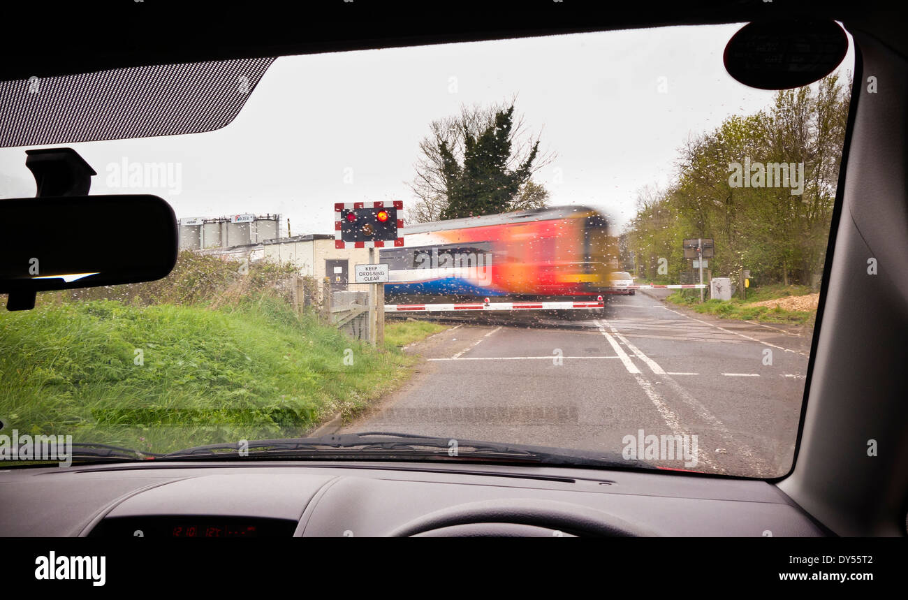 Passaggio a livello ferroviario dall'interno vettura Wymondham Norfolk England Regno Unito Foto Stock