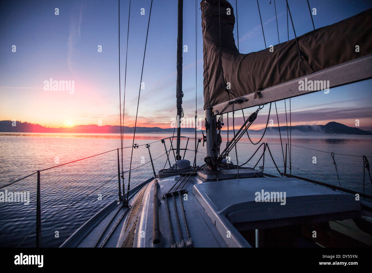 Barca a vela sul Lago Maggiore, Piemonte, Novara, Italia Foto Stock
