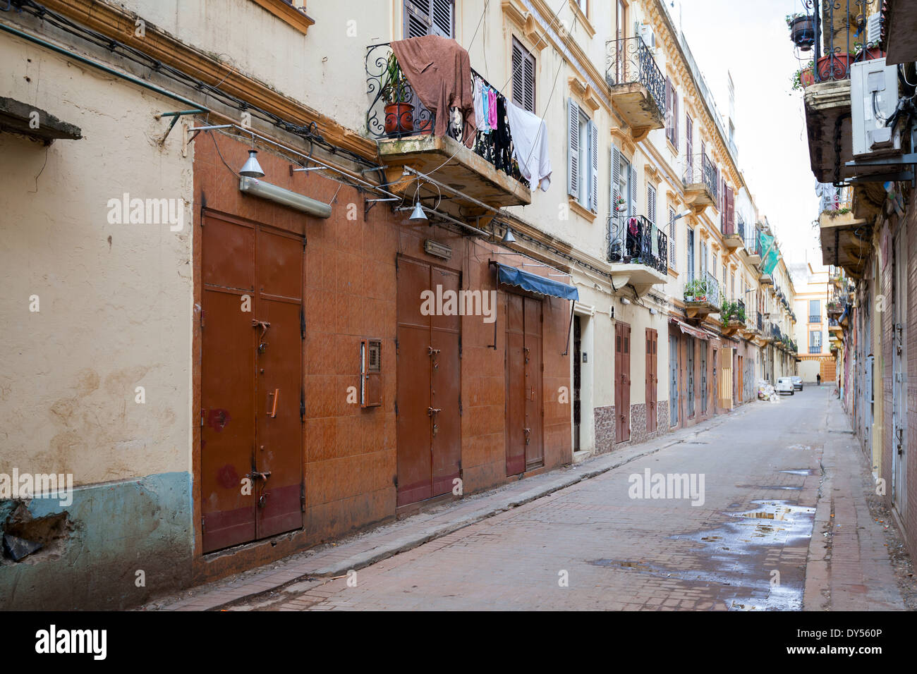 Empty street prospettiva. Parte vecchia di Tangeri, Marocco Foto Stock