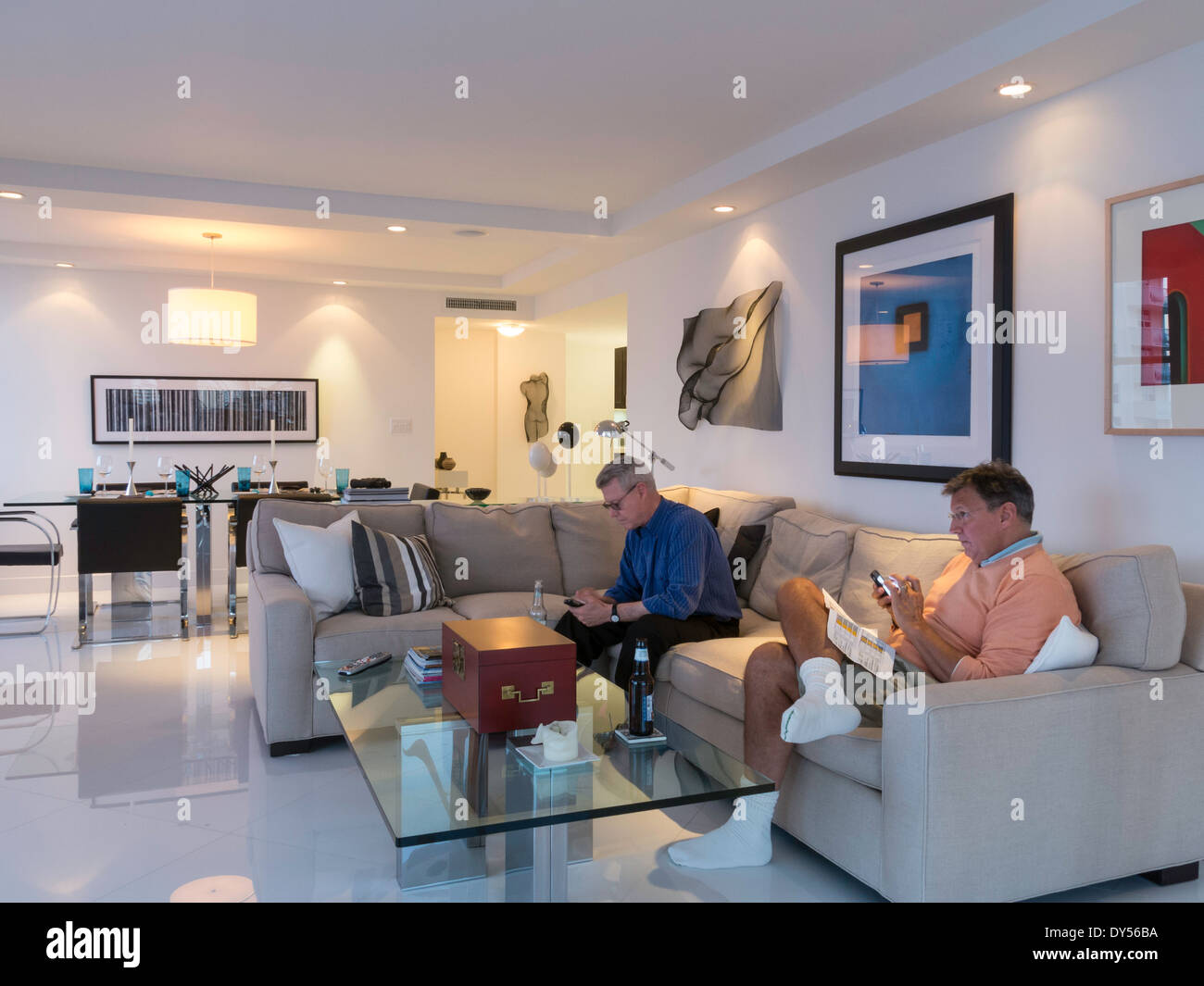 Gli uomini di età matura nel rilassante soggiorno, lussuoso condominio, STATI UNITI D'AMERICA Foto Stock