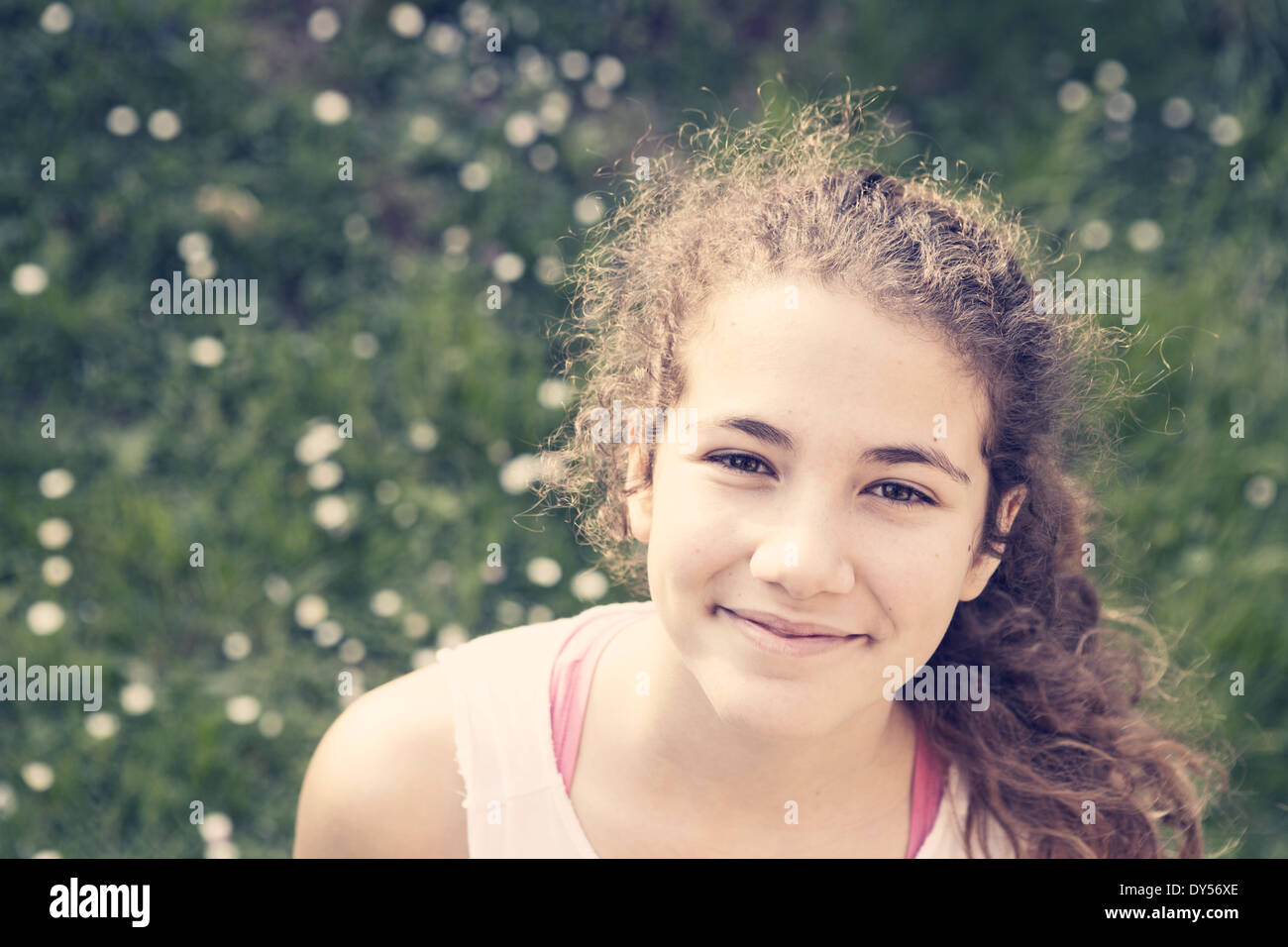 Ritratto di un giovane adolescente outdoor Foto Stock