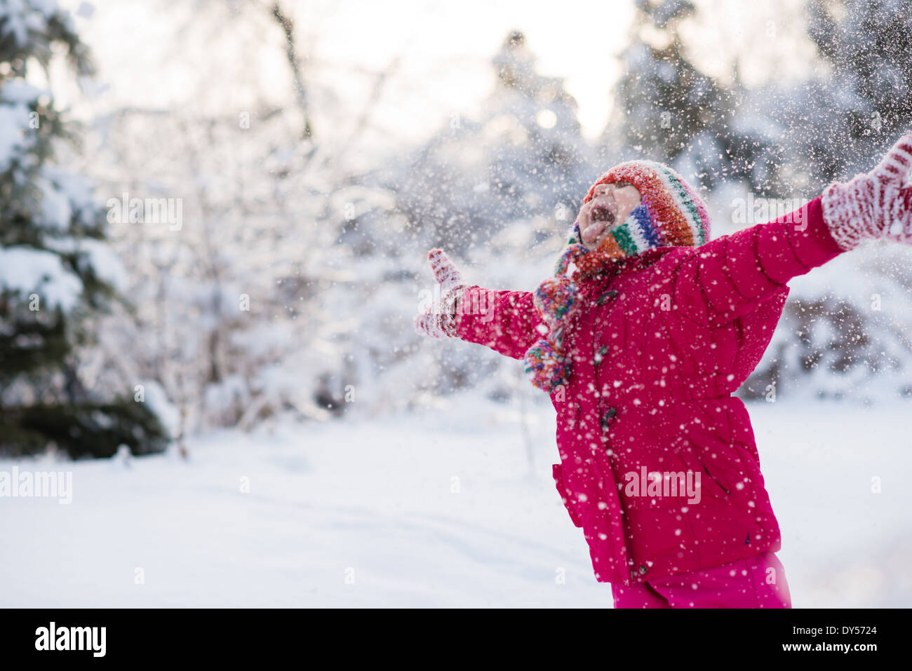 Giovane ragazza grida e gettando la neve mezza aria Foto Stock