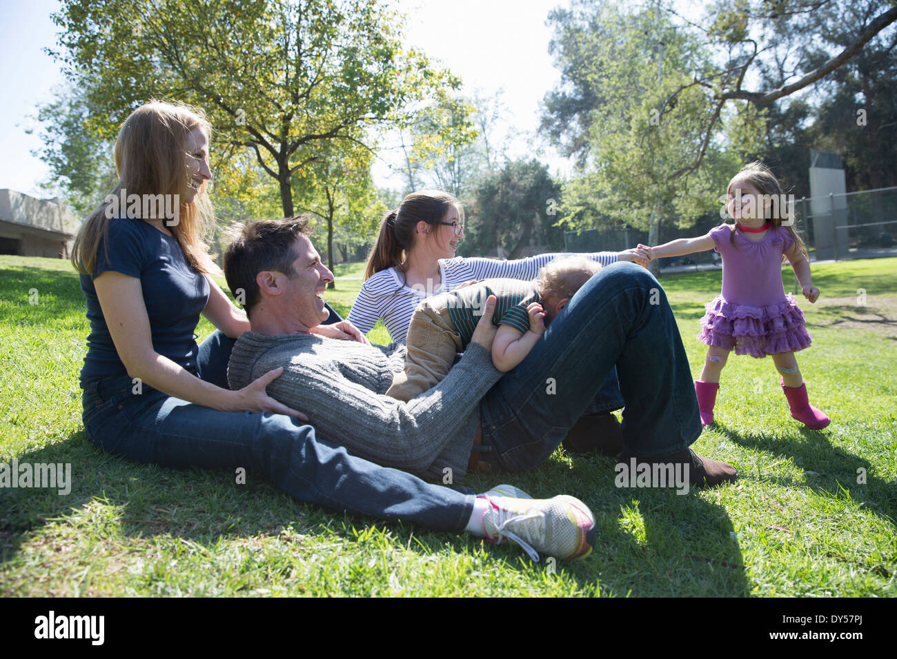 La famiglia felice rilassante sull'erba Foto Stock